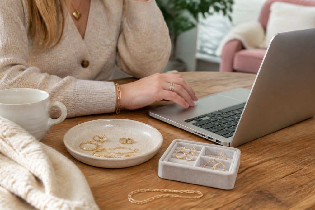 How to Buy Jewelry Online Safely: A 2026 Guide