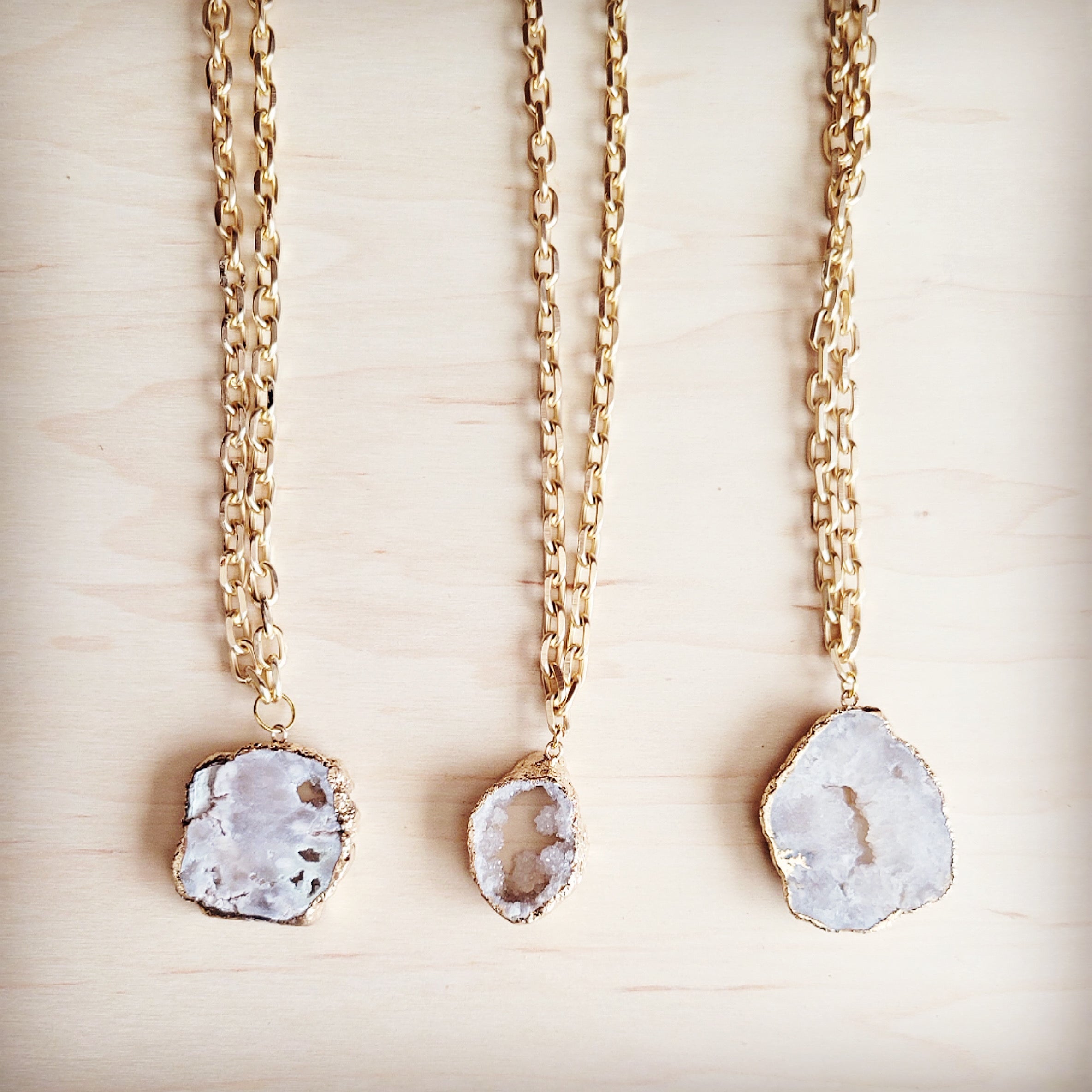 **Matte Gold Gilded Agate Pendant on Gold Chain Necklace 257kl