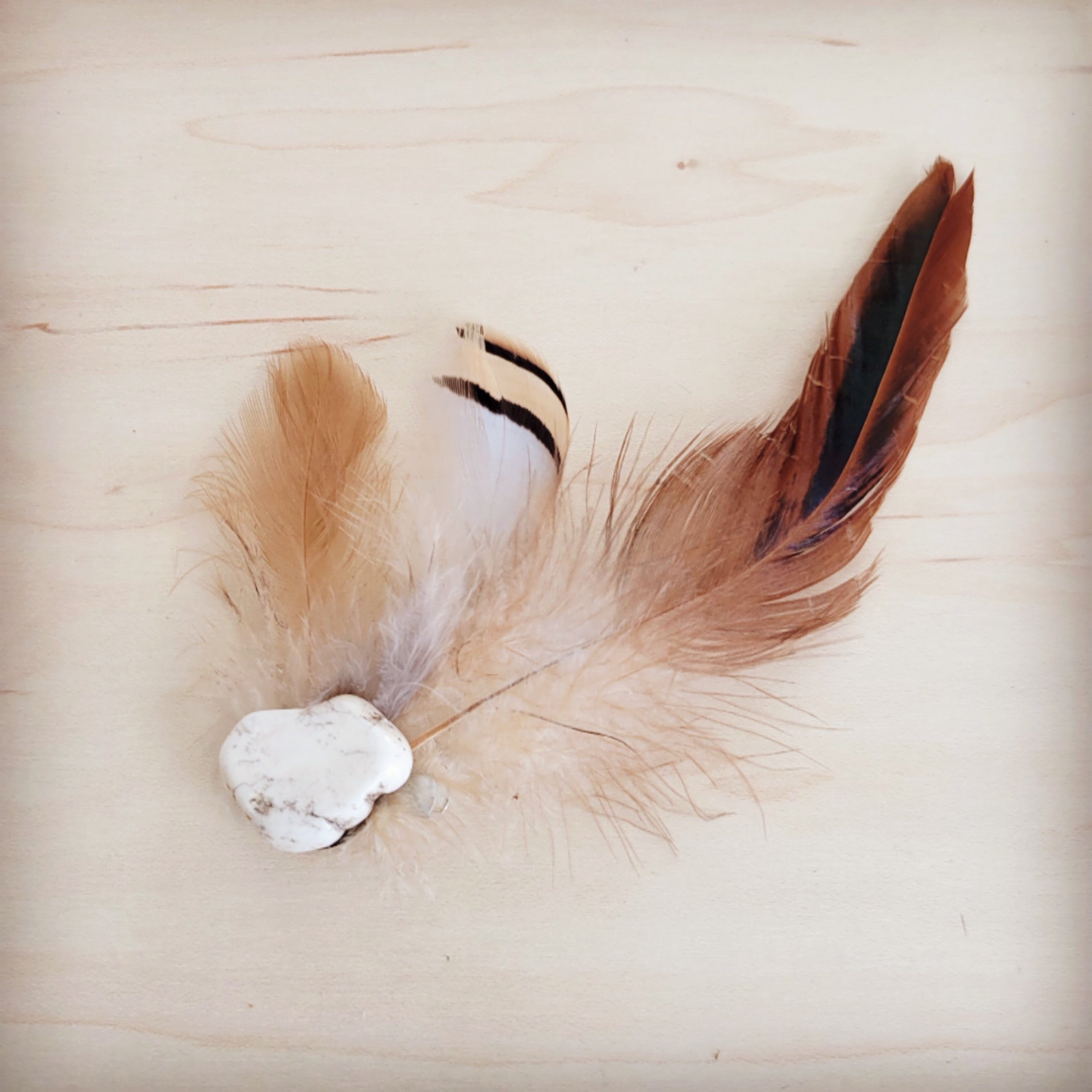 Clip-On Feather Hat Band-White Turq w/ Tan Feathers 954q