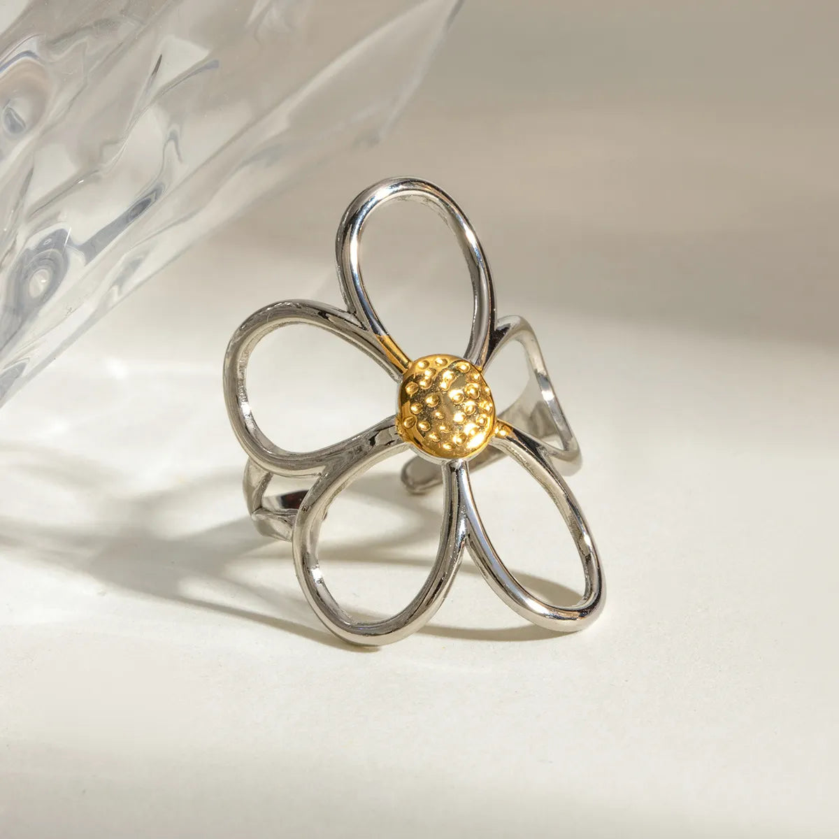 Two-Tone Daisy Flower Ring - Delicate Floral Statement