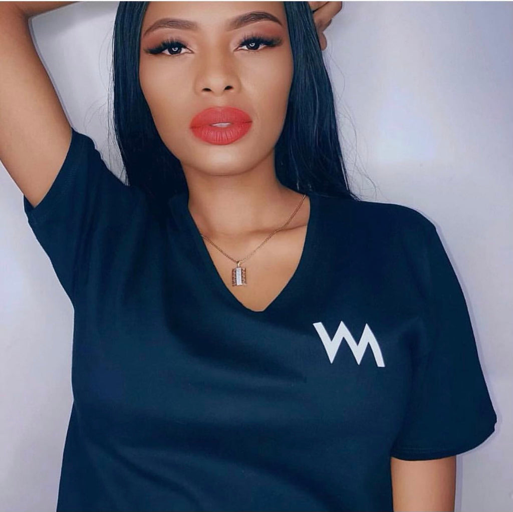 V NECK LOGO T-SHIRT