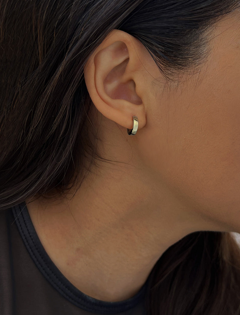 ESSENTIAL Small Huggie (One Earring Only)