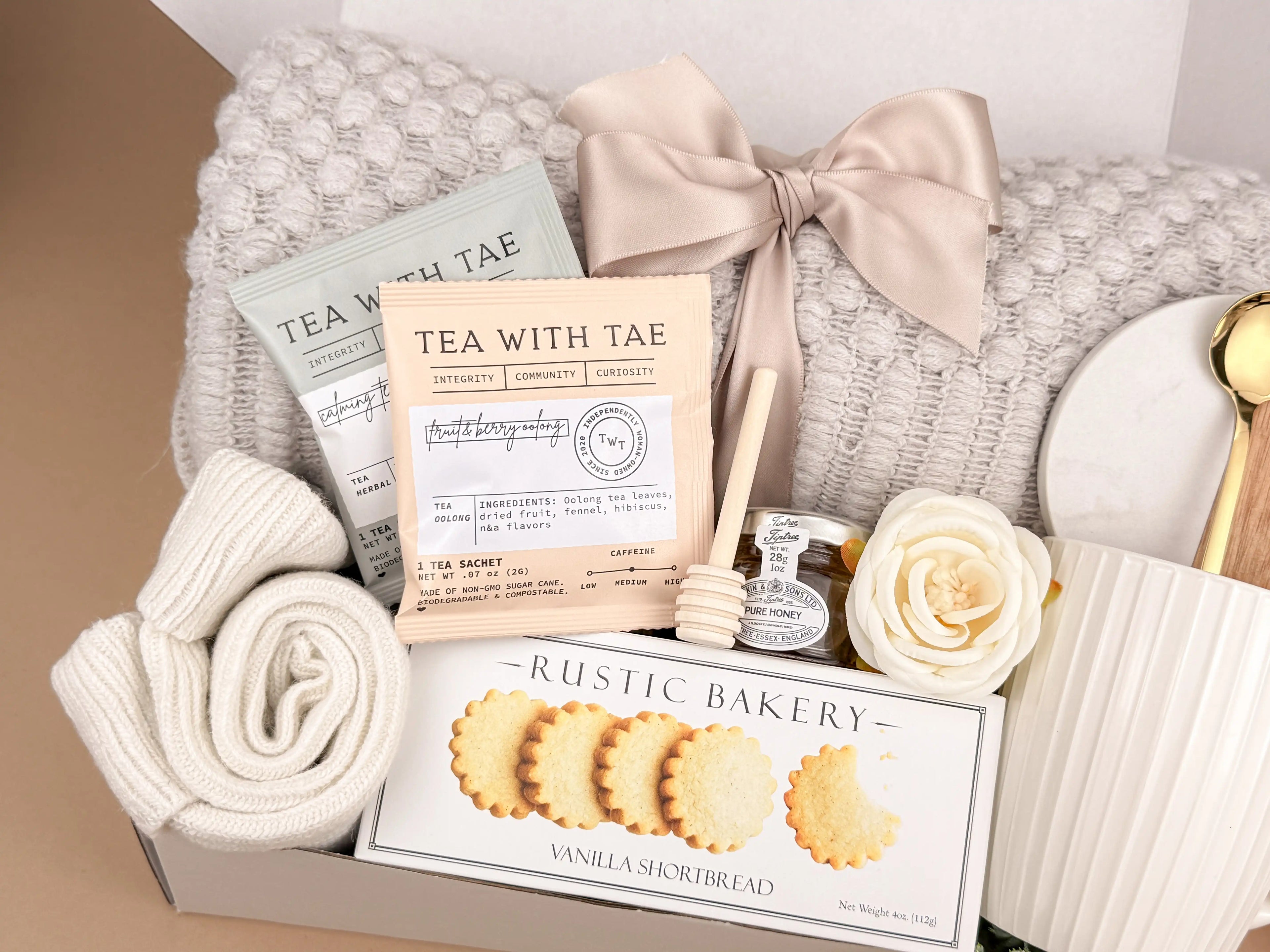 Curated Gift Boxes – Luxury Tea, Blanket & Shortbread Set