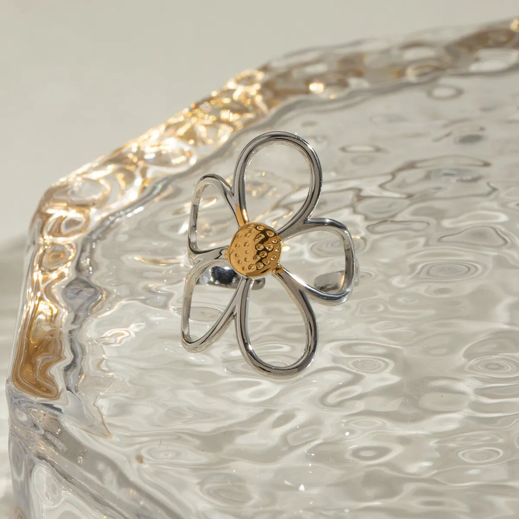 Two-Tone Daisy Flower Ring - Delicate Floral Statement
