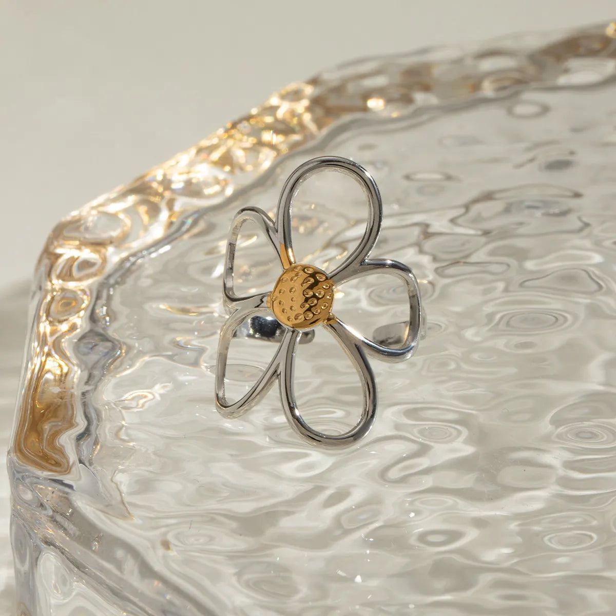 Two-Tone Daisy Flower Ring - Delicate Floral Statement