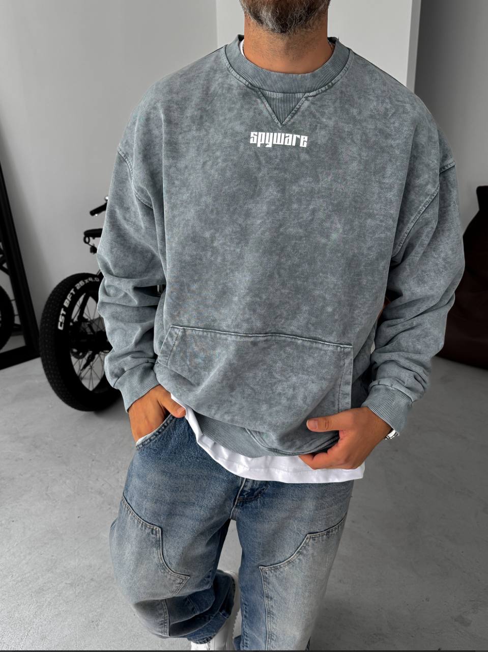 Unisex Oversize Sweatshirt with Pouch Pocket and Spray-Paint Design